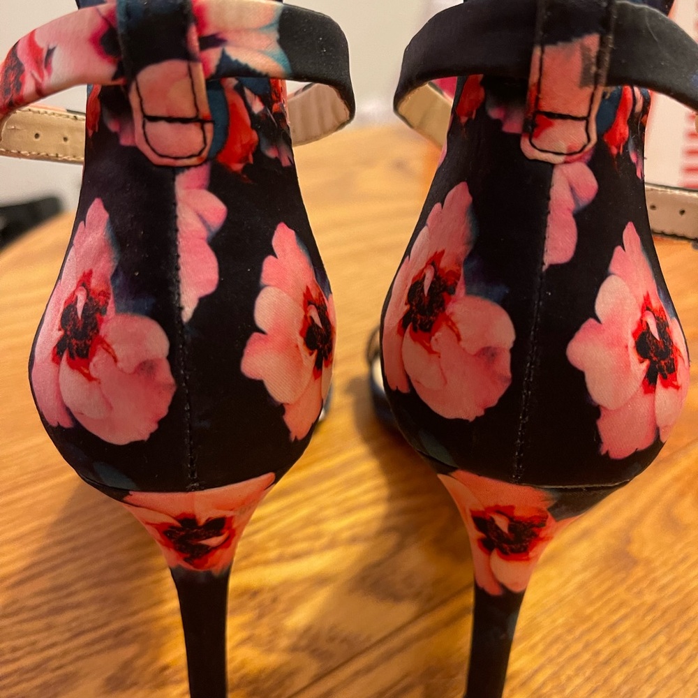 Vince Camuto high heels - Picture 3 of 7